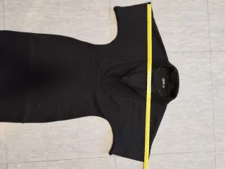 Vestido Mini Negro con Brillo – Cuello Smoking