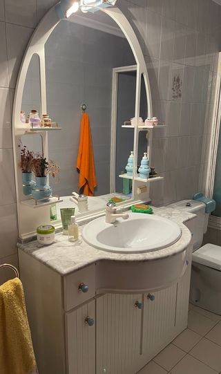 Mueble de baño con espejo y lavabo