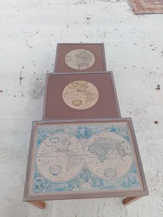 Mesas auxiliares con mapa antiguo