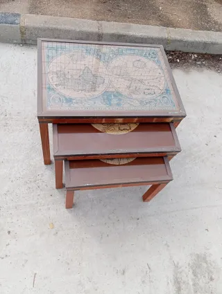 Mesas auxiliares con mapa antiguo