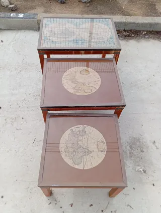 Mesas auxiliares con mapa antiguo