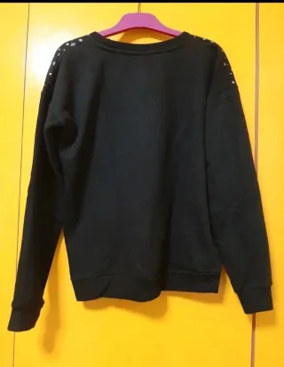 Sudadera negra con estrellas