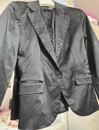 Americana de raso negra