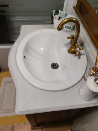 Mueble de baño con lavabo madera y mármol