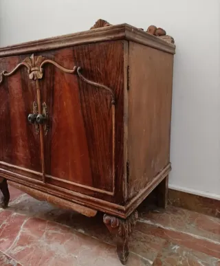 Mesita de noche de madera tallada