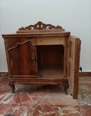 Mesita de noche de madera tallada