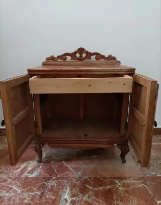 Mesita de noche de madera tallada