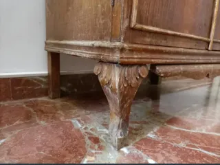 Mesita de noche de madera tallada