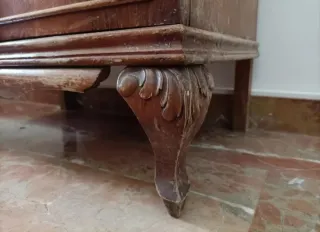 Mesita de noche de madera tallada