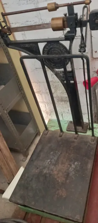 Báscula antigua de hierro fundido