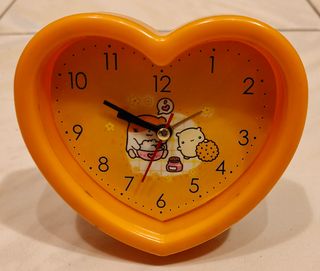 Sveglia arancione a cuore.