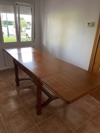 Mesa de comedor con sillas