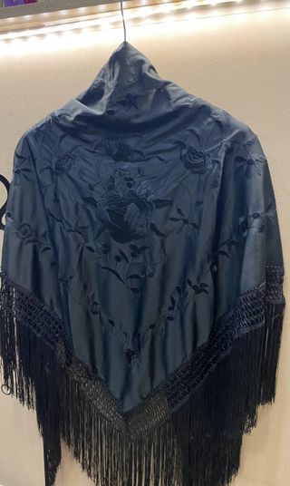 Mantoncillo bordado negro feria Sevilla