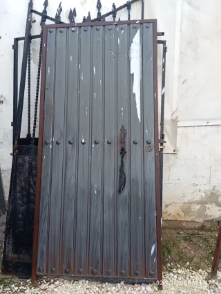 Puerta de forja con diseño de madera