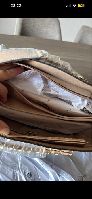 Borsa e portafoglio Guess marrone e oro