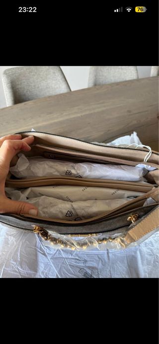 Borsa e portafoglio Guess marrone e oro