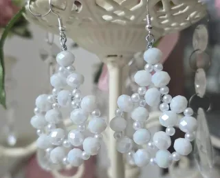 Orecchini pendenti bianchi