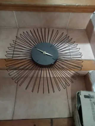 Reloj de pared moderno sol negro y dorado