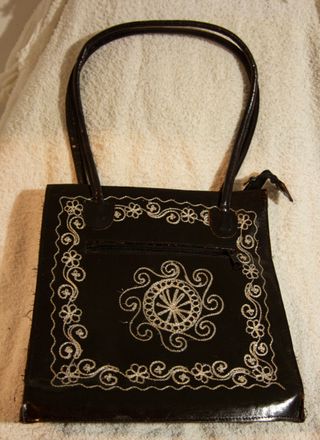Borsa in pelle nera con ricamo bianco