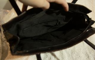 Borsa in pelle nera con ricamo bianco