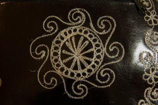 Borsa in pelle nera con ricamo bianco