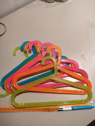 8 perchas Plástico. Tamaño Niño. Colores Vivos