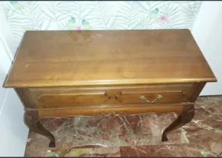 Consola de madera estilo clásico