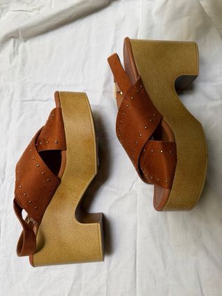 Sandalias de tacón marrón