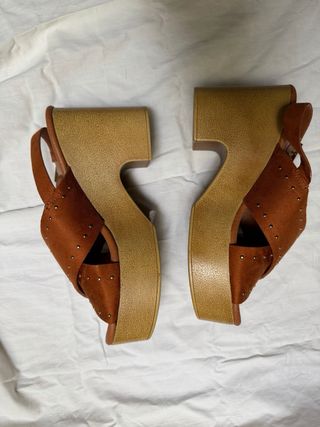 Sandalias de tacón marrón