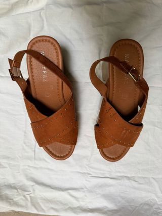 Sandalias de tacón marrón