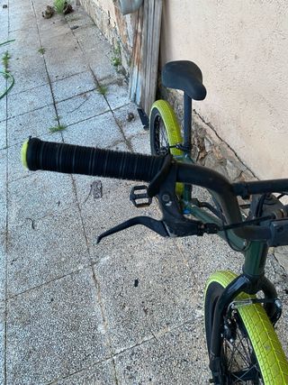 Bicicleta BMX verde con ruedas llamativas
