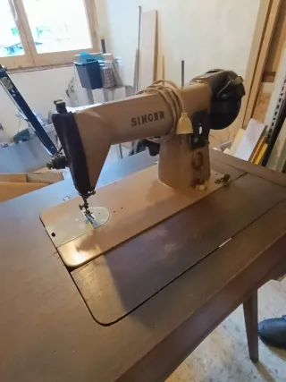 Máquina de coser SINGER Vintage con mueble