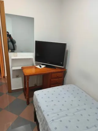 Alquilo habitación a chica con wifi 614080382