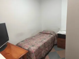 Alquilo habitación a chica con wifi 614080382