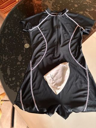 Traje de baño negro con gorro
