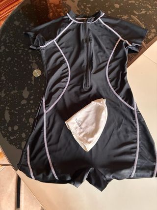 Traje de baño negro con gorro