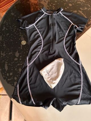 Traje de baño negro con gorro