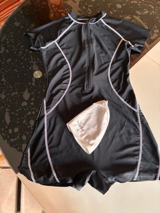 Traje de baño negro con gorro