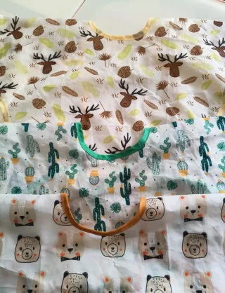 3 Baberos de plástico con mangas, 2 euros cada uno