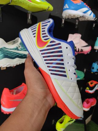 Botines Nike Fútbol Blanco y Rojo