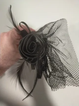 Tocado negro con velo y plumas