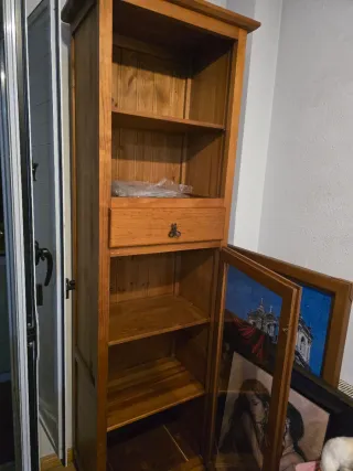 Vitrina de madera con puerta de cristal Madera