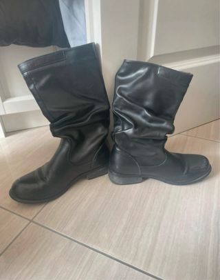 Stivali neri in simil pelle con fibbia argento