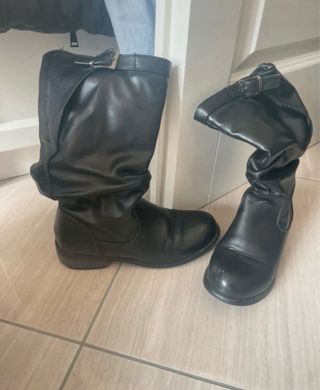 Stivali neri in simil pelle con fibbia argento