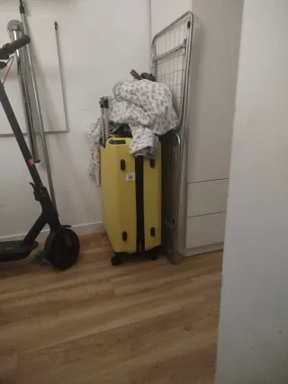 Maleta amarilla de viaje