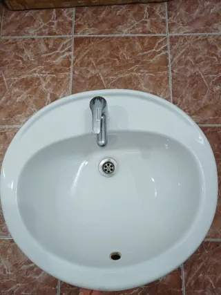 Lavabo de porcelana blanco con grifo