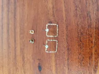 Pendientes cuadrados dorados con circonita.