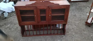 Escurreplatos de madera con vitrina