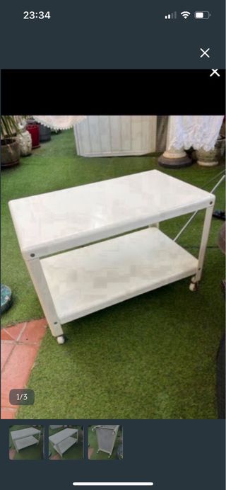 Mesa auxiliar blanca con ruedas