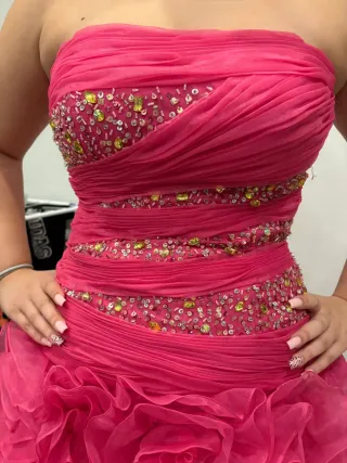 Vestido de fiesta rosa con pedrería